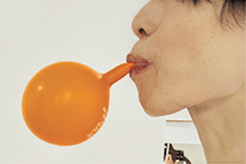 唇の力でしっかり風船をくわえよう